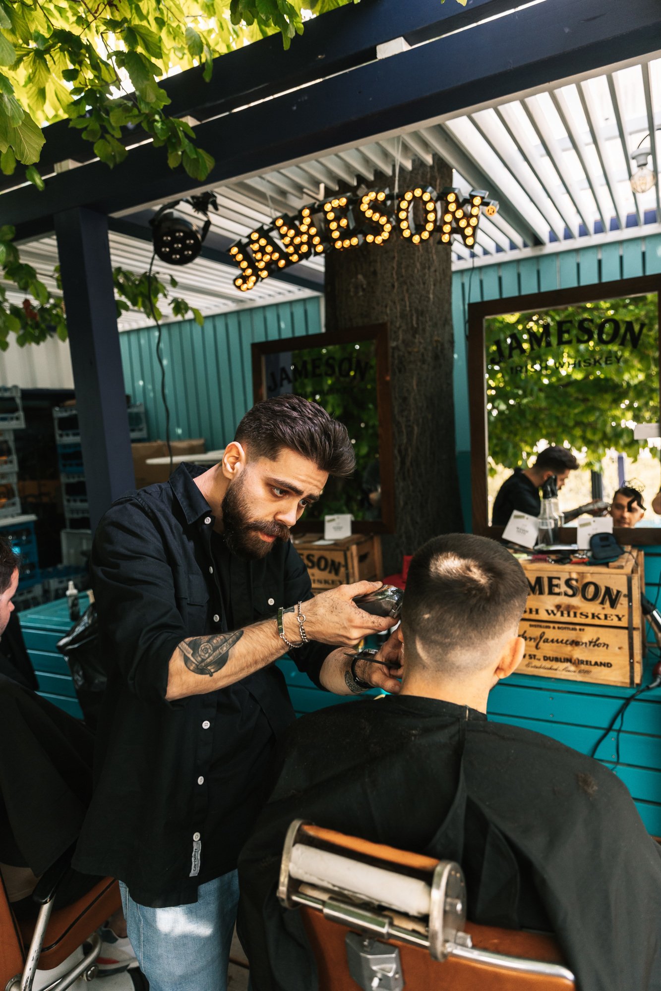 Mit Barber und Jameson zum freshen Sommer-Look