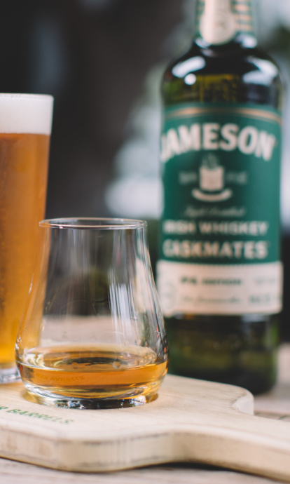 Um whiskey que retém toda a suavidade de Jameson Original, triplamente destilado, envelhecido em barris de cerveja artesanal IPA com notas florais, cítricas e lúpulo.