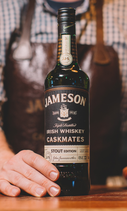 Um whiskey que retém toda a suavidade de Jameson Original, triplamente destilado, envelhecido em barris de cerveja artesanal Stout com notas de café, caramelo e chocolate.